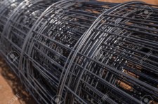 50418267-rollo-de-malla-de-alambre-en-lugar-de-construcción